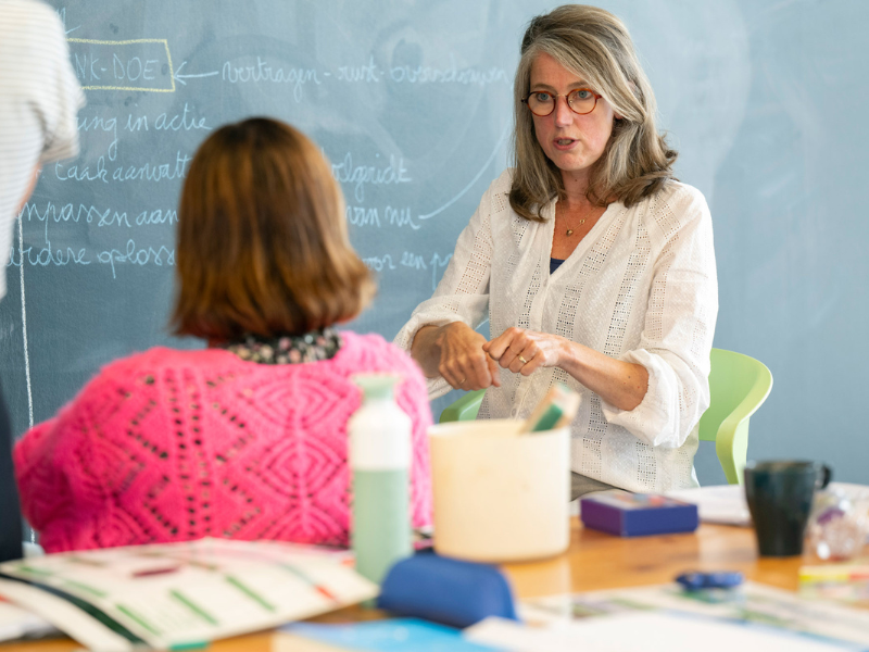 Docent met studenten