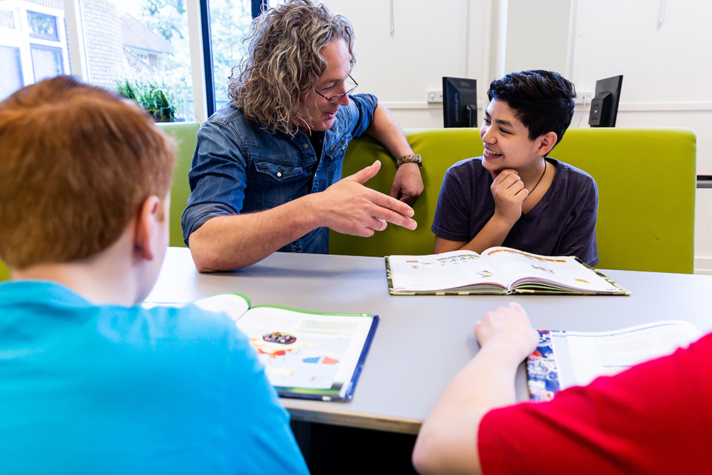 Docent is met student in gesprek