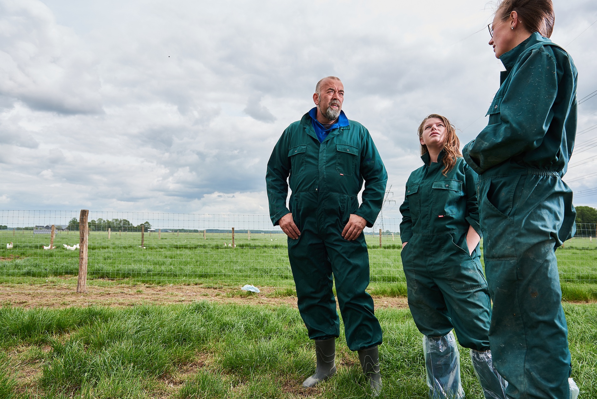 Wat is de studiebelasting voor deze cursus? Je hebt 140 uur contacttijd en een aantal uren zelfstudie, incl. uitzoeken van gegevens van het thuis (leer) bedrijf. Bijvoorbeeld het ondernemingsplan, de graslandgebruikskalender e.d. zullen deels thuis zelf uitgewerkt moeten worden.